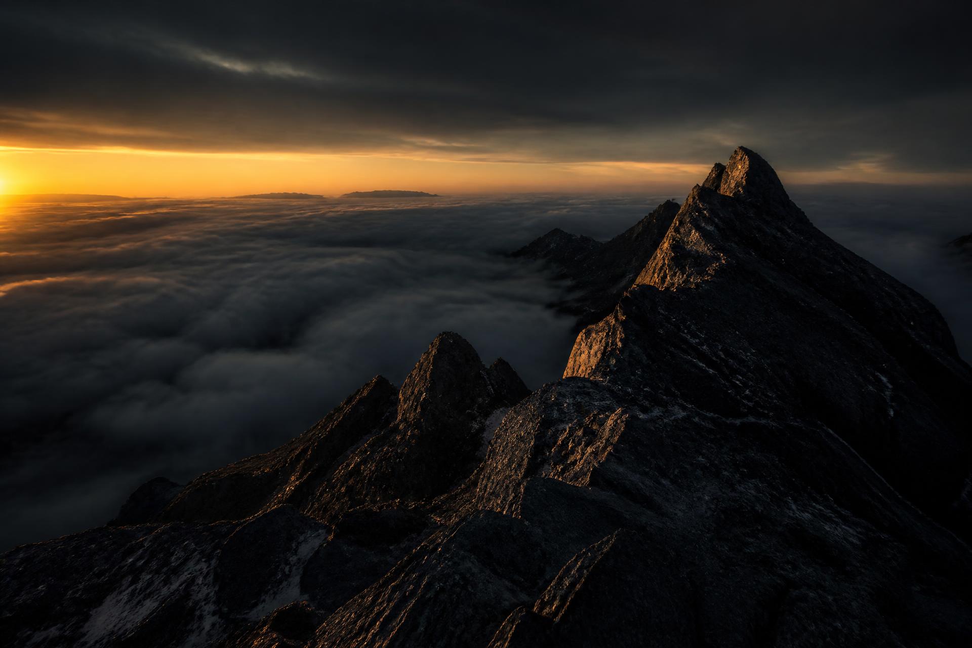 Cumbre de montaña iluminada por la primera luz del amanecer